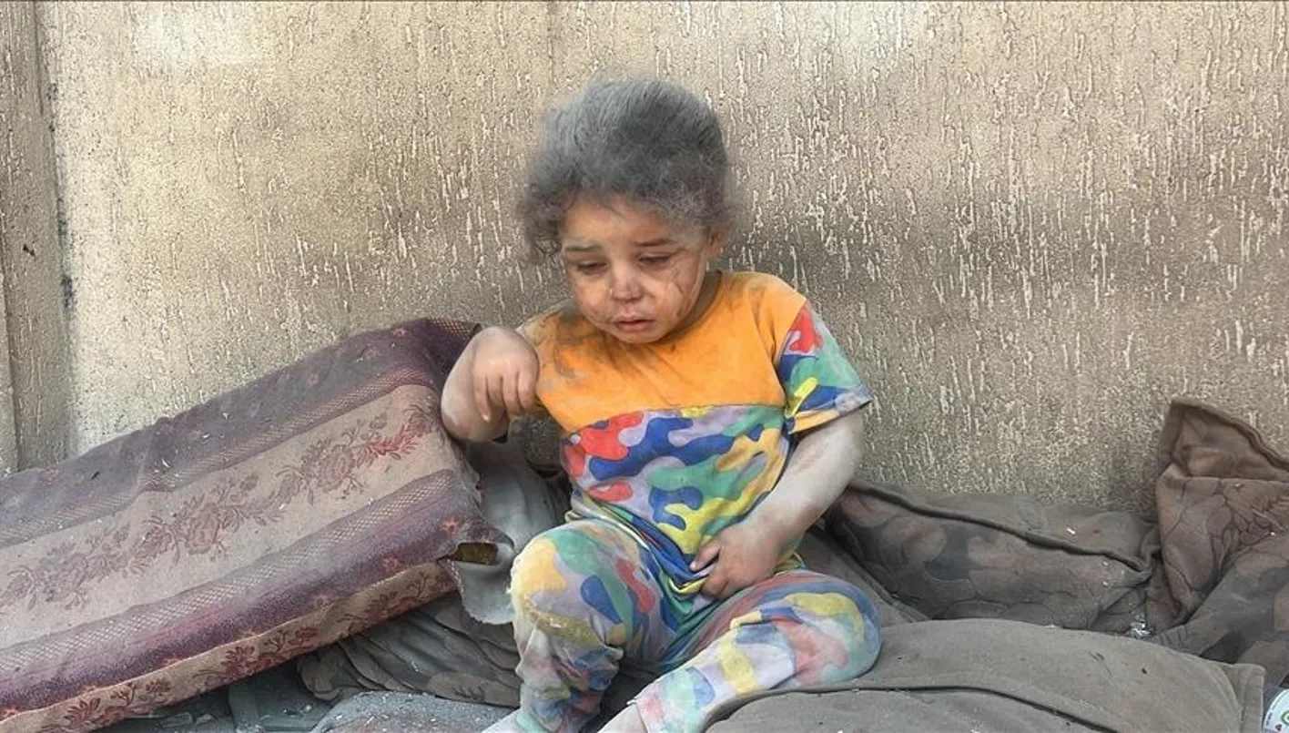 معاناة الطفل عبيدة أبو عطوان مع بتر الأطراف في غزة